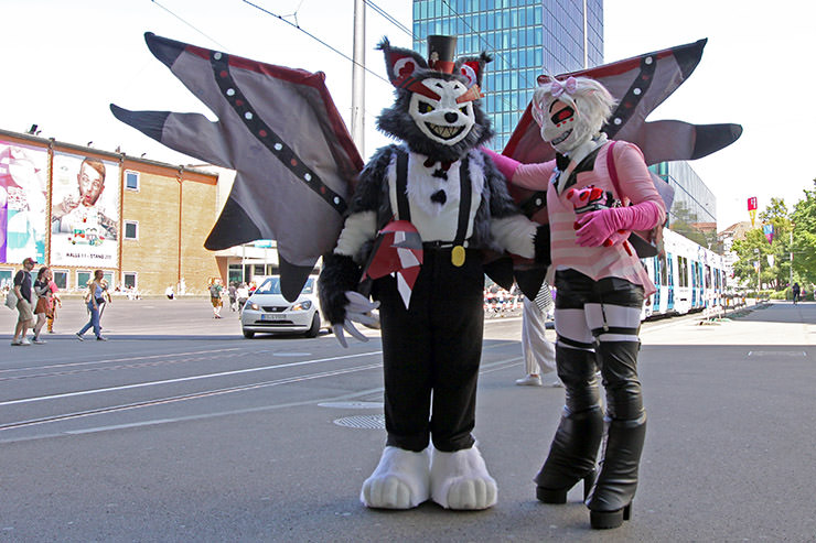 Cosplayers dressed as large-wings Husk (@kuskus78) and Angel Dust (@cottoncandyspider) from "Hazbin Hotel" posing at Fantasy Basel, the Swiss Comic Con; photo by Ivan Kralj.