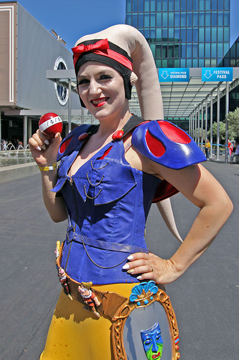 Coline cosplays Twi'lek version of a Snow White at Fantasy Basel, the Swiss Comic Con; her red apple was marked as "allowed" at the mandatory weapon check; photo by Ivan Kralj.