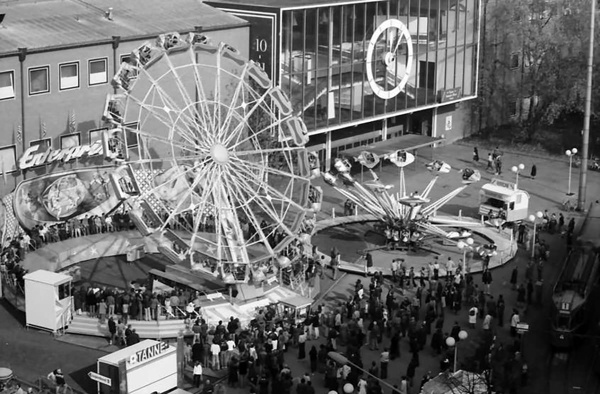 Basel carousels (Enterprise in the first plane) as shot on 29th October 1977 during Basler Herbstmesse, Basel Autumn Fair; black-and-white-photo by Willy Pragher, Landesarchiv Baden Wuerttemberg, Staatsarchiv Freiburg.