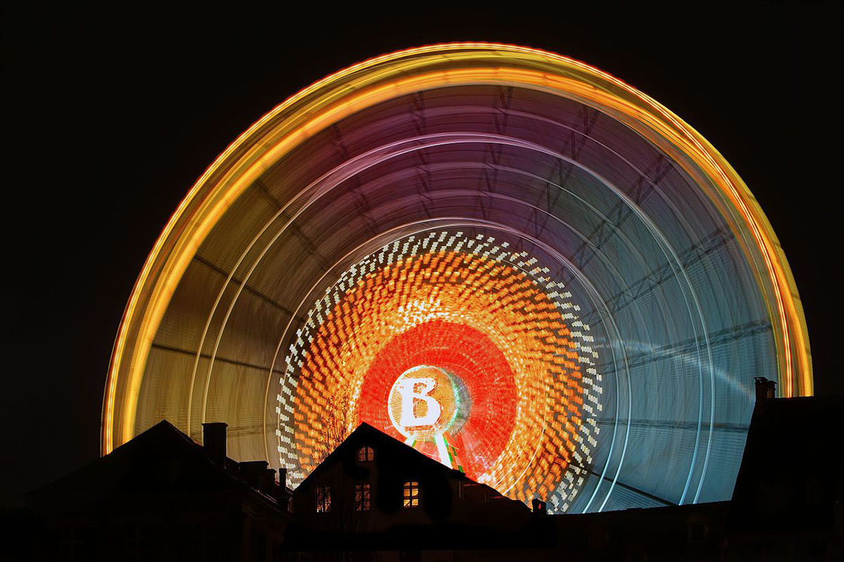 The long-exposure shot of the lights of the Bellevue Ferris wheel during the Basler Herbstmesse, Basel Autumn Fair in Switzerland; photo by PiConsti.