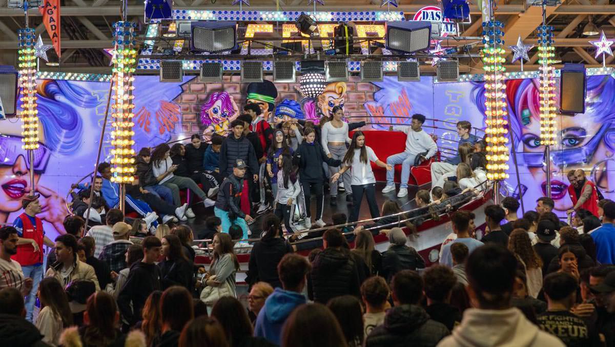 A spinning attraction at Hallenmesse during the 2023 edition of Basel Autumn Fair; copyright Basler Herbstmesse.