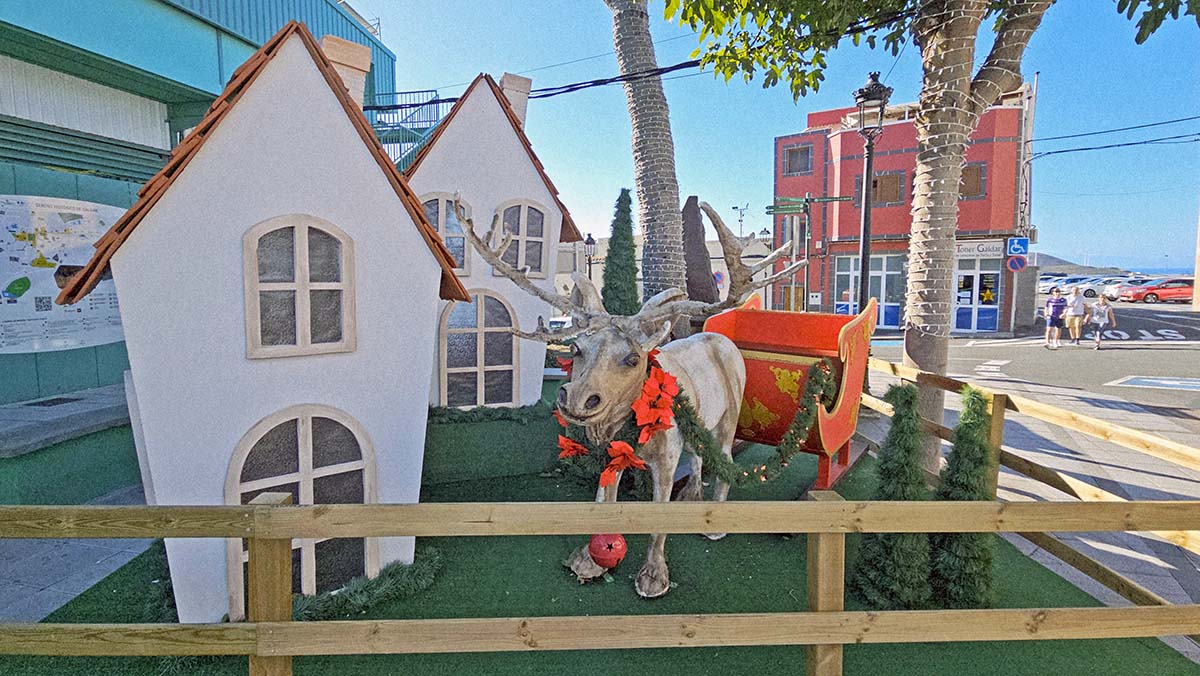 Reindeer with a sleigh, an art installation near La Quinta parking lot in Gáldar, Gran Canaria's City of Christmas, Spain; photo by Ivan Kralj.