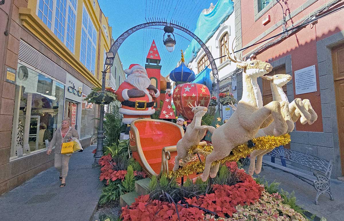 A Christmas street decoration representing Santa Claus with reindeer pulling his sleigh in Calle Capitán Quesada in Ciudad Navidad, the Christmas City of Gáldar, Gran Canaria; photo by Ivan Kralj.