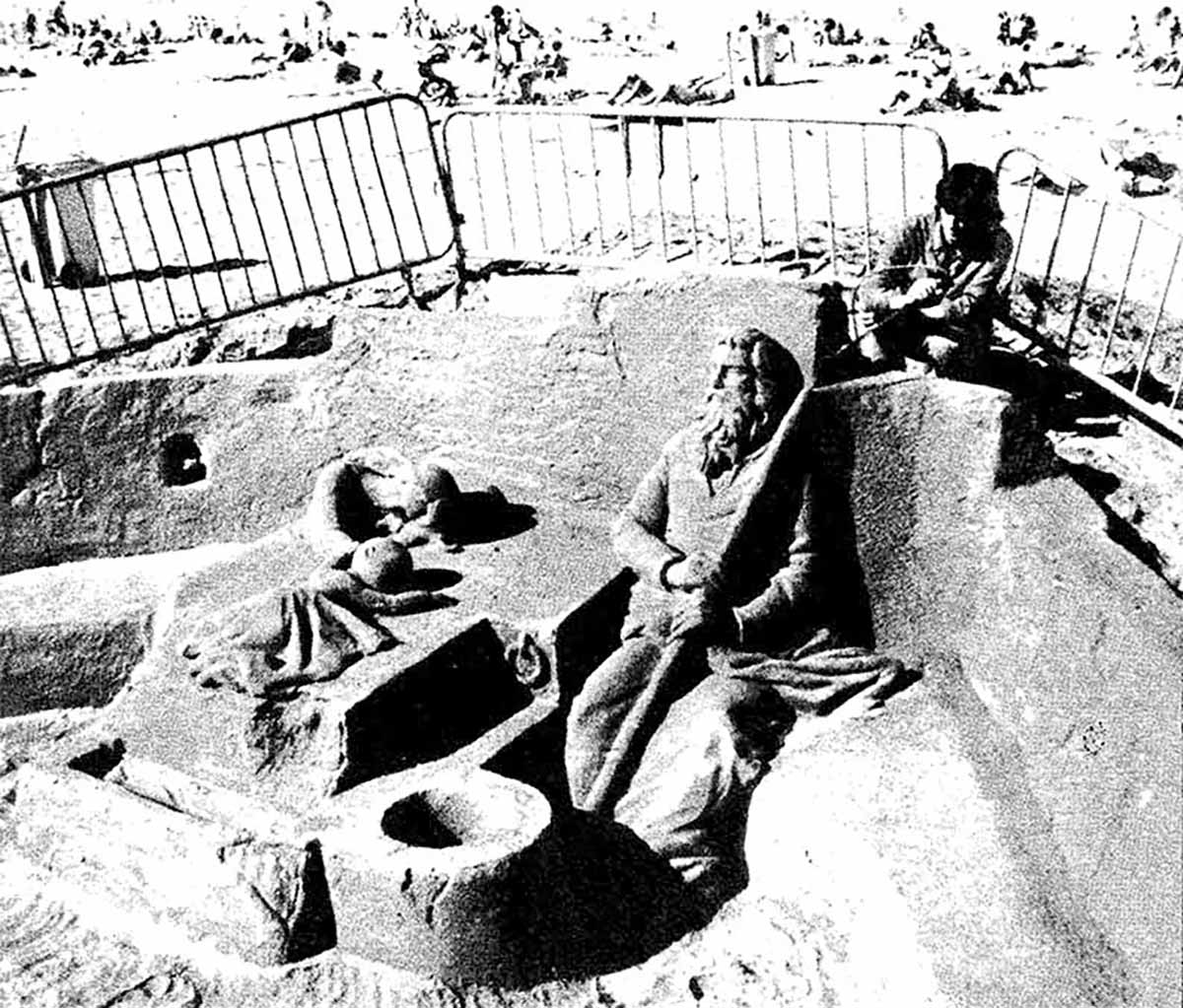 Black-and-white photograph of the first Belén de Arena, sand nativity scene at Playa de las Canteras, made by Etual Ojeda in 1987; copyright La Provincia.