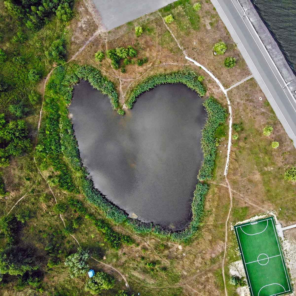 An unnamed heart-shaped lake in Vyshhorod, Ukraine, next to a football field; photo by Artem Horovenko, Unsplash.