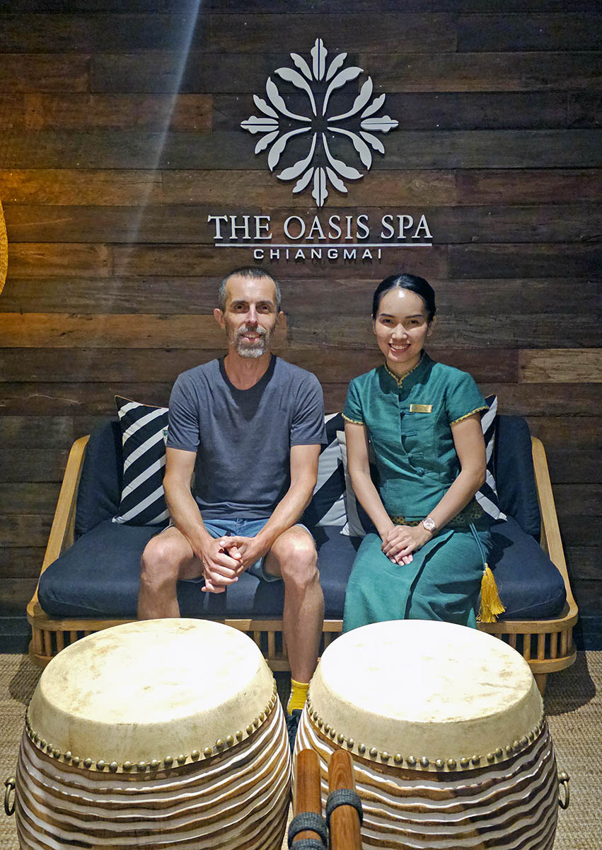 Travel blogger Ivan Kralj with a receptionist of the Oasis Spa, Nimman - Lanna branch.