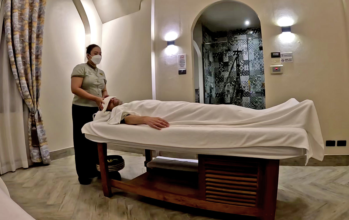 Thai massage at the Oasis Spa - Lanna branch in Chiang Mai, Thailand, conducted by Peony; photo by Ivan Kralj.