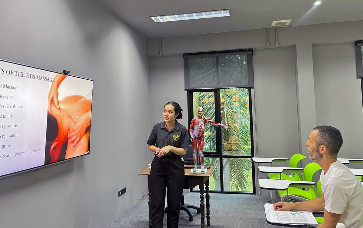 Theory class of the Thai Head, Back and Shoulder Massage course at Thai Oasis Spa School in Chiang Mai, Thailand - massage instructor Andaman Wongkajorn and student Ivan Kralj, travel blogger.