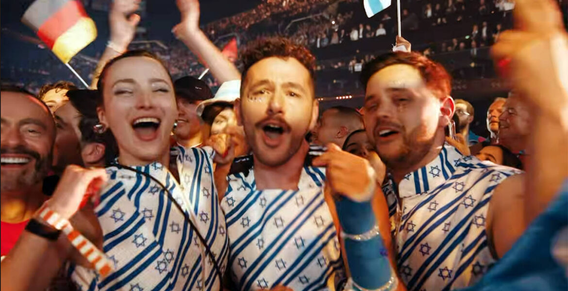 Israel fans in the audience of the Eurovision Semi-Final in Vienna appearing in the live broadast during the Noam Bettan's performance of “Michelle”; screenshot Eurovision / EBU / ORF.