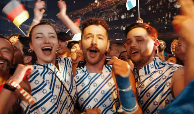 Israel fans in the audience of the Eurovision Semi-Final in Vienna appearing in the live broadast during the Noam Bettan's performance of “Michelle”; screenshot Eurovision / EBU / ORF.