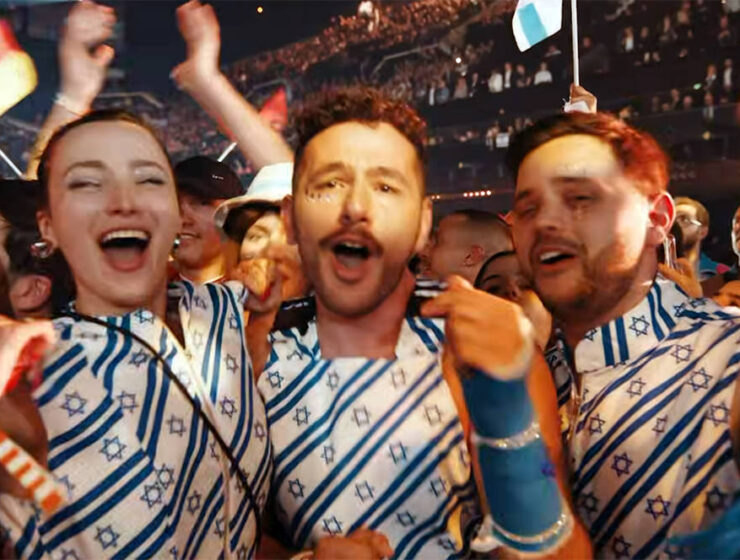 Israel fans in the audience of the Eurovision Semi-Final in Vienna appearing in the live broadast during the Noam Bettan's performance of “Michelle”; screenshot Eurovision / EBU / ORF.