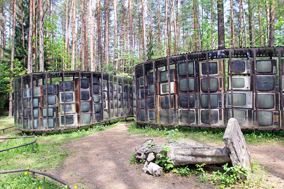 LNK Infotree, once the largest artwork made of television sets, with a toppled statue of Vladimir Lenin next to it, installation by Gintaras Karosas at Europos Parkas, the geographical center of Europe, near Vilnius, Lithuania; photo by Ivan Kralj.