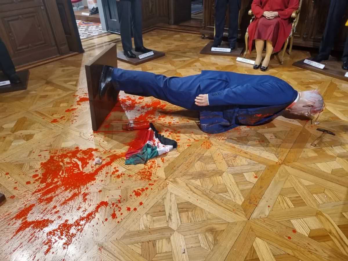 Wax figure of Benjamin Netanyahu toppled face-down by a visitor in 2025, on a red-paint sprayed floor of Mexico City’s Museo de Cera; a protest of the museum visitor was condemned as pro-Hamas act by Israeli media.